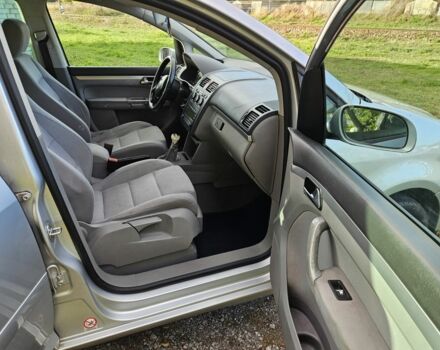 Серый Фольксваген Туран, объемом двигателя 2 л и пробегом 380 тыс. км за 2350 $, фото 11 на Automoto.ua