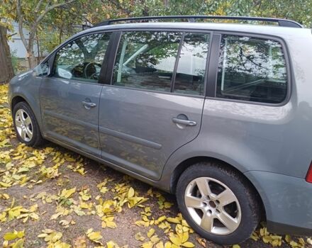 Серый Фольксваген Туран, объемом двигателя 2 л и пробегом 305 тыс. км за 3700 $, фото 1 на Automoto.ua