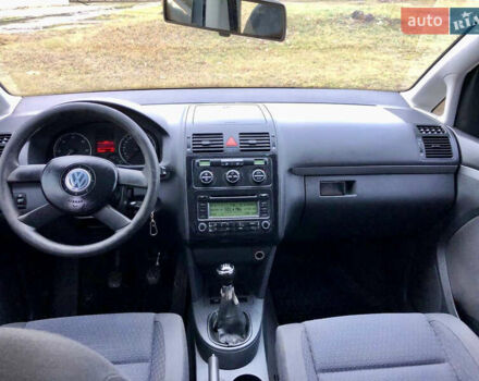 Серый Фольксваген Туран, объемом двигателя 1.97 л и пробегом 350 тыс. км за 5500 $, фото 9 на Automoto.ua