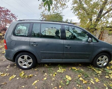 Серый Фольксваген Туран, объемом двигателя 2 л и пробегом 305 тыс. км за 3700 $, фото 3 на Automoto.ua