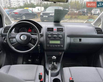 Серый Фольксваген Туран, объемом двигателя 1.6 л и пробегом 211 тыс. км за 5950 $, фото 24 на Automoto.ua