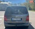 Серый Фольксваген Туран, объемом двигателя 2 л и пробегом 372 тыс. км за 5100 $, фото 3 на Automoto.ua