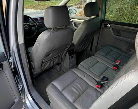 Сірий Фольксваген Туран, об'ємом двигуна 2 л та пробігом 300 тис. км за 2700 $, фото 11 на Automoto.ua