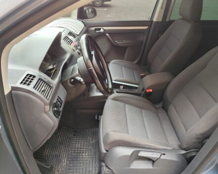 Сірий Фольксваген Туран, об'ємом двигуна 2 л та пробігом 217 тис. км за 5300 $, фото 5 на Automoto.ua