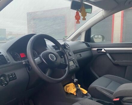 Серый Фольксваген Туран, объемом двигателя 2 л и пробегом 290 тыс. км за 2200 $, фото 4 на Automoto.ua