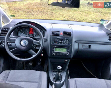 Серый Фольксваген Туран, объемом двигателя 1.9 л и пробегом 300 тыс. км за 5300 $, фото 7 на Automoto.ua