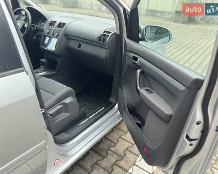 Сірий Фольксваген Туран, об'ємом двигуна 1.6 л та пробігом 262 тис. км за 5500 $, фото 12 на Automoto.ua