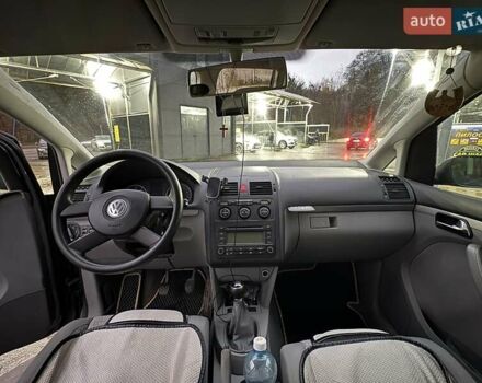 Серый Фольксваген Туран, объемом двигателя 2 л и пробегом 214 тыс. км за 6600 $, фото 54 на Automoto.ua