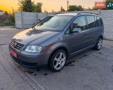 Серый Фольксваген Туран, объемом двигателя 1.6 л и пробегом 220 тыс. км за 6000 $, фото 1 на Automoto.ua