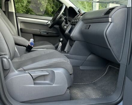 Серый Фольксваген Туран, объемом двигателя 2 л и пробегом 280 тыс. км за 6000 $, фото 2 на Automoto.ua