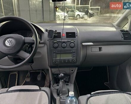 Серый Фольксваген Туран, объемом двигателя 2 л и пробегом 214 тыс. км за 6600 $, фото 14 на Automoto.ua