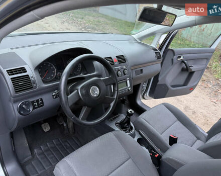Серый Фольксваген Туран, объемом двигателя 1.6 л и пробегом 213 тыс. км за 6900 $, фото 47 на Automoto.ua