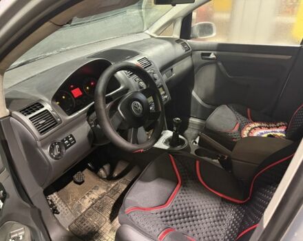 Серый Фольксваген Туран, объемом двигателя 2 л и пробегом 180 тыс. км за 2000 $, фото 6 на Automoto.ua