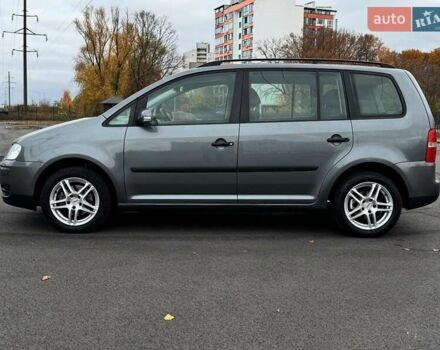 Серый Фольксваген Туран, объемом двигателя 1.6 л и пробегом 223 тыс. км за 6300 $, фото 1 на Automoto.ua