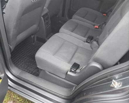 Серый Фольксваген Туран, объемом двигателя 1.6 л и пробегом 250 тыс. км за 6300 $, фото 2 на Automoto.ua