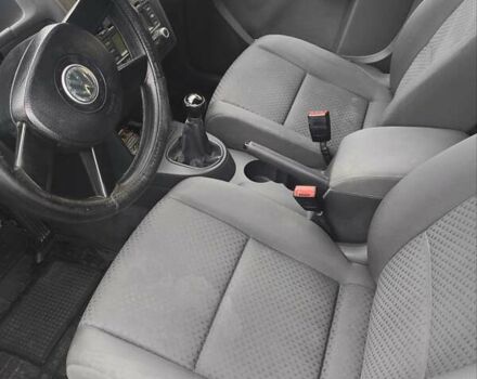 Серый Фольксваген Туран, объемом двигателя 1.6 л и пробегом 250 тыс. км за 6300 $, фото 4 на Automoto.ua