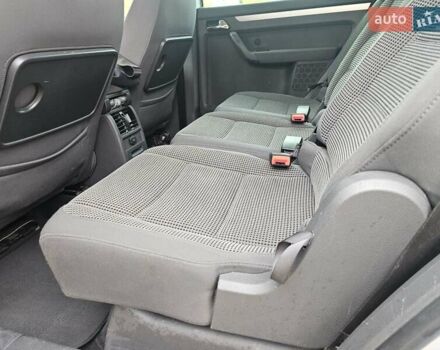 Серый Фольксваген Туран, объемом двигателя 1.6 л и пробегом 280 тыс. км за 5250 $, фото 4 на Automoto.ua