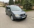 Серый Фольксваген Туран, объемом двигателя 1.9 л и пробегом 300 тыс. км за 5850 $, фото 1 на Automoto.ua