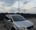 Серый Фольксваген Туран, объемом двигателя 1.97 л и пробегом 400 тыс. км за 4800 $, фото 1 на Automoto.ua