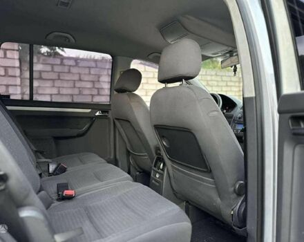 Сірий Фольксваген Туран, об'ємом двигуна 2 л та пробігом 250 тис. км за 3516 $, фото 4 на Automoto.ua