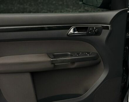 Серый Фольксваген Туран, объемом двигателя 2 л и пробегом 300 тыс. км за 7500 $, фото 6 на Automoto.ua