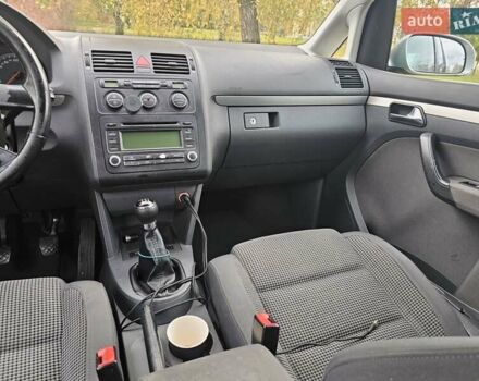 Серый Фольксваген Туран, объемом двигателя 1.6 л и пробегом 280 тыс. км за 5250 $, фото 3 на Automoto.ua