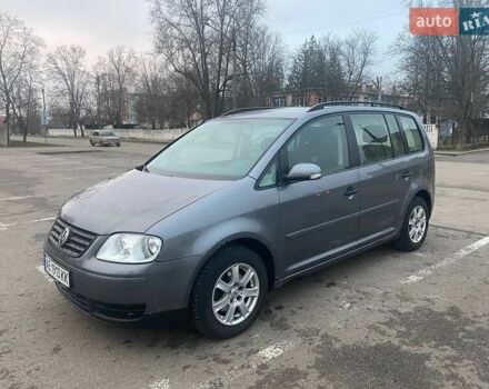 Серый Фольксваген Туран, объемом двигателя 1.6 л и пробегом 240 тыс. км за 4999 $, фото 1 на Automoto.ua