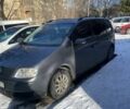 Серый Фольксваген Туран, объемом двигателя 1.6 л и пробегом 291 тыс. км за 5250 $, фото 1 на Automoto.ua