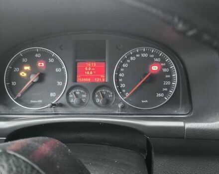 Серый Фольксваген Туран, объемом двигателя 1.6 л и пробегом 250 тыс. км за 6300 $, фото 1 на Automoto.ua