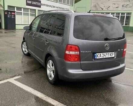 Сірий Фольксваген Туран, об'ємом двигуна 2 л та пробігом 280 тис. км за 6400 $, фото 4 на Automoto.ua