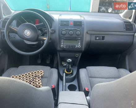 Серый Фольксваген Туран, объемом двигателя 2 л и пробегом 375 тыс. км за 4500 $, фото 5 на Automoto.ua