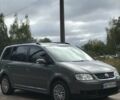 Серый Фольксваген Туран, объемом двигателя 2 л и пробегом 300 тыс. км за 6000 $, фото 1 на Automoto.ua
