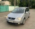 Серый Фольксваген Туран, объемом двигателя 1.6 л и пробегом 200 тыс. км за 5999 $, фото 1 на Automoto.ua