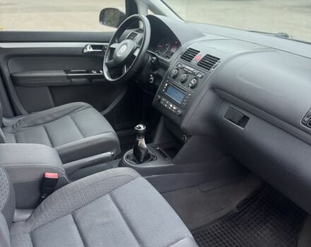 Серый Фольксваген Туран, объемом двигателя 2 л и пробегом 250 тыс. км за 3550 $, фото 17 на Automoto.ua