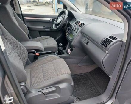 Серый Фольксваген Туран, объемом двигателя 1.97 л и пробегом 320 тыс. км за 6200 $, фото 6 на Automoto.ua