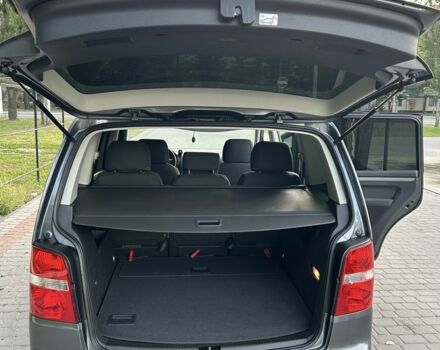 Серый Фольксваген Туран, объемом двигателя 2 л и пробегом 280 тыс. км за 6000 $, фото 3 на Automoto.ua