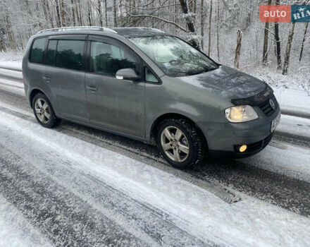 Серый Фольксваген Туран, объемом двигателя 2 л и пробегом 280 тыс. км за 5500 $, фото 2 на Automoto.ua