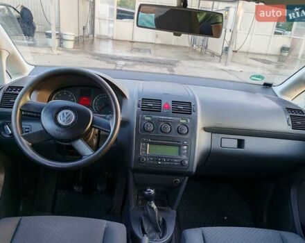Серый Фольксваген Туран, объемом двигателя 1.6 л и пробегом 220 тыс. км за 6000 $, фото 17 на Automoto.ua