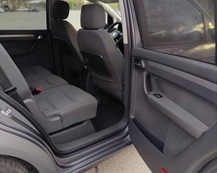 Серый Фольксваген Туран, объемом двигателя 1.6 л и пробегом 247 тыс. км за 6300 $, фото 1 на Automoto.ua