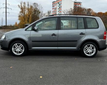 Серый Фольксваген Туран, объемом двигателя 1.6 л и пробегом 223 тыс. км за 6300 $, фото 1 на Automoto.ua