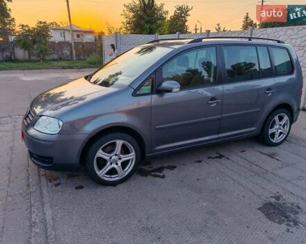 Серый Фольксваген Туран, объемом двигателя 1.6 л и пробегом 220 тыс. км за 6000 $, фото 2 на Automoto.ua