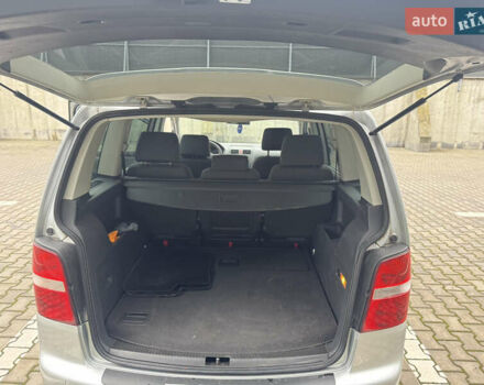 Сірий Фольксваген Туран, об'ємом двигуна 1.6 л та пробігом 262 тис. км за 5500 $, фото 23 на Automoto.ua