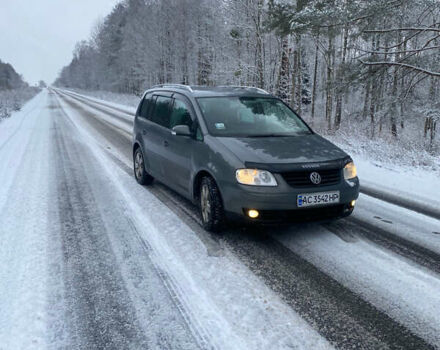 Серый Фольксваген Туран, объемом двигателя 2 л и пробегом 280 тыс. км за 5500 $, фото 1 на Automoto.ua