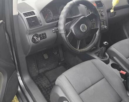 Серый Фольксваген Туран, объемом двигателя 1.6 л и пробегом 250 тыс. км за 6300 $, фото 3 на Automoto.ua