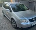 Сірий Фольксваген Туран, об'ємом двигуна 2 л та пробігом 405 тис. км за 6100 $, фото 1 на Automoto.ua