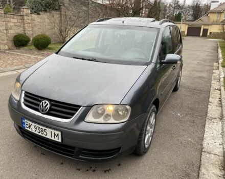 Серый Фольксваген Туран, объемом двигателя 1.9 л и пробегом 300 тыс. км за 5850 $, фото 1 на Automoto.ua