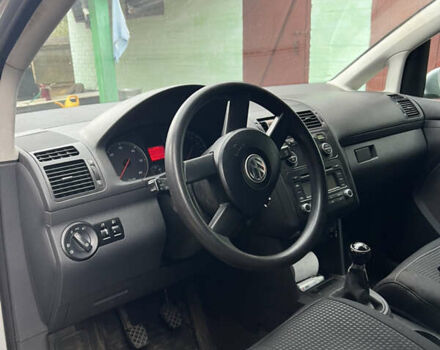 Серый Фольксваген Туран, объемом двигателя 1.9 л и пробегом 306 тыс. км за 5800 $, фото 6 на Automoto.ua