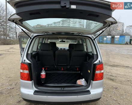 Серый Фольксваген Туран, объемом двигателя 1.6 л и пробегом 213 тыс. км за 6900 $, фото 2 на Automoto.ua