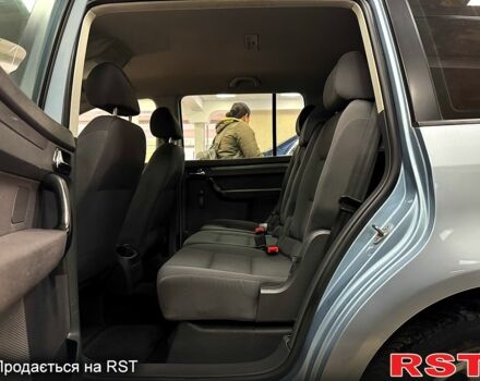 Серый Фольксваген Туран, объемом двигателя 1.6 л и пробегом 213 тыс. км за 6600 $, фото 5 на Automoto.ua