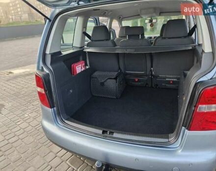 Серый Фольксваген Туран, объемом двигателя 1.6 л и пробегом 205 тыс. км за 5950 $, фото 6 на Automoto.ua